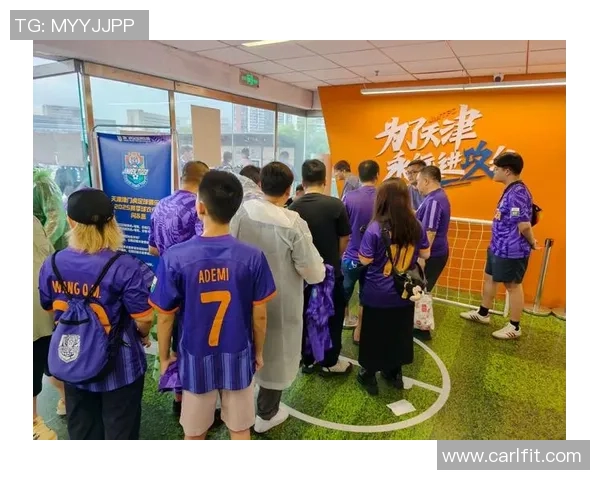 足球明星街头遭球迷热情围堵亲密互动引发粉丝狂欢盛况